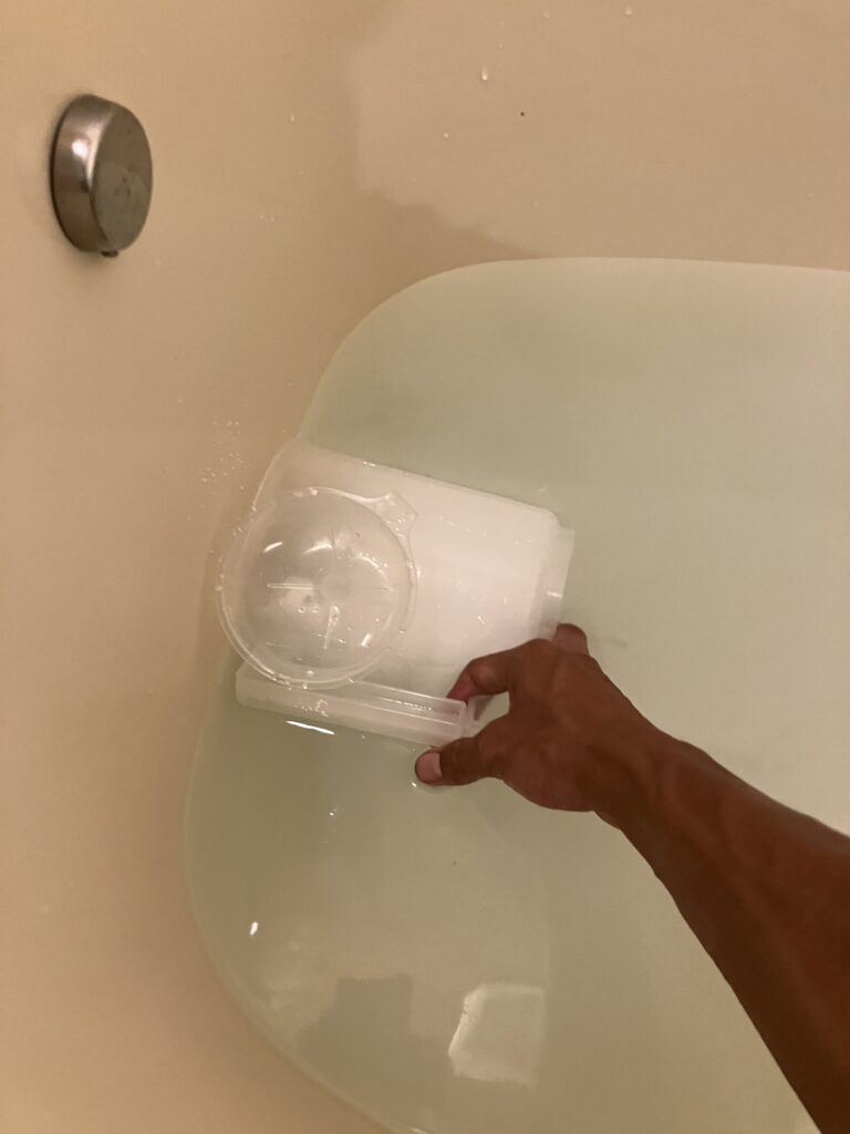 アルカリ洗剤を使い湯船の風呂釜洗浄を行っている画像