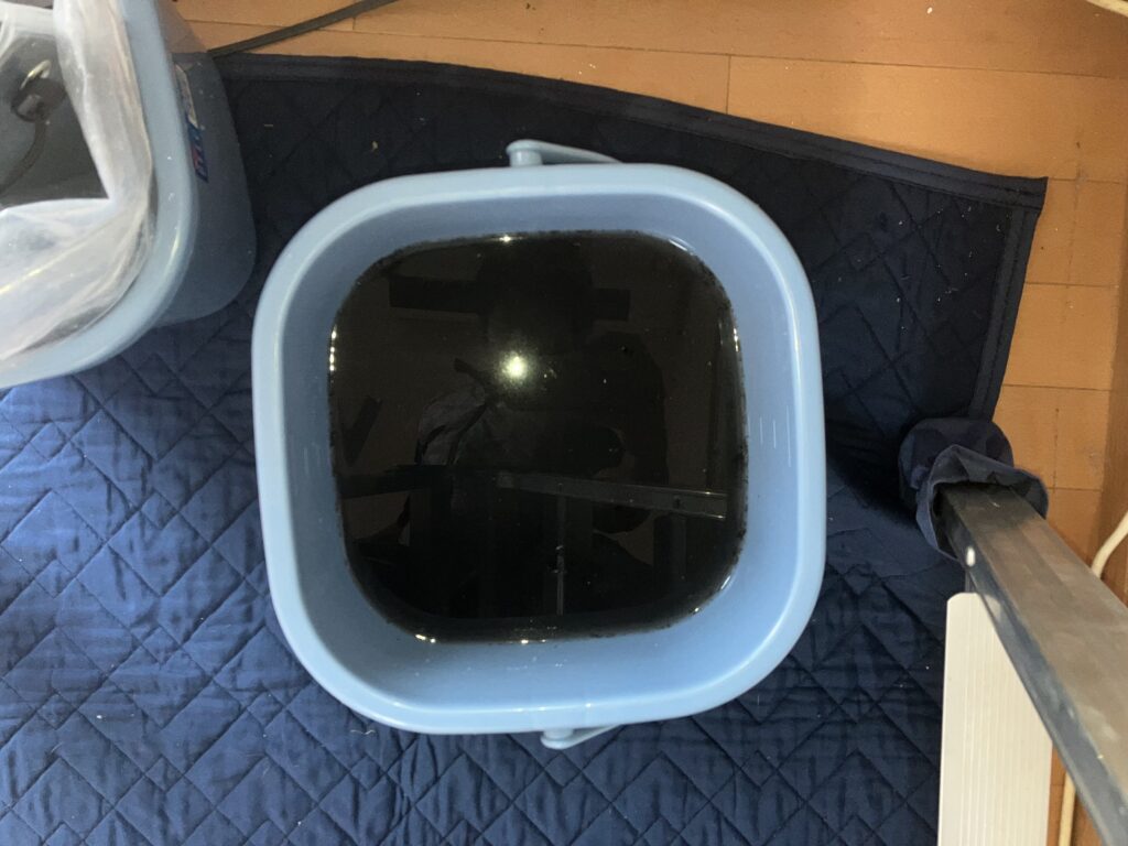 エアコン洗浄で出る真っ黒な汚水
