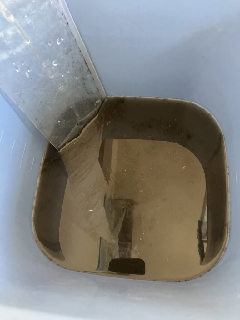 エアコンクリーニング作業中ででた真っ黒な汚水