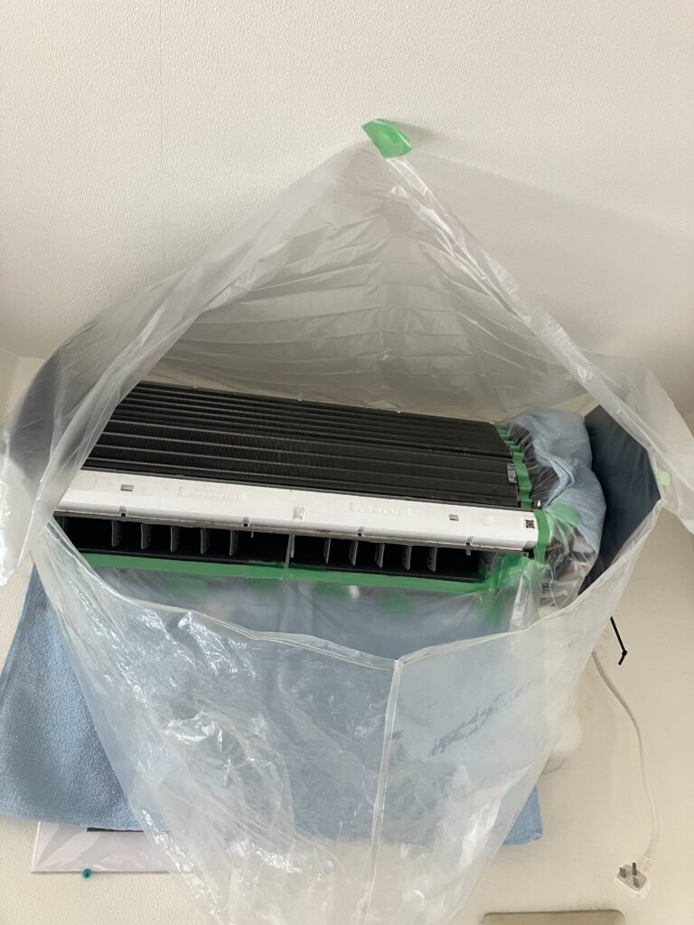 エアコンを分解してしっかり養生をした写真