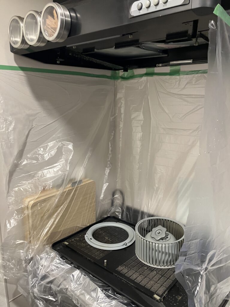 換気扇の分解洗浄。キッチン周りを汚さないようにしっかり養生します