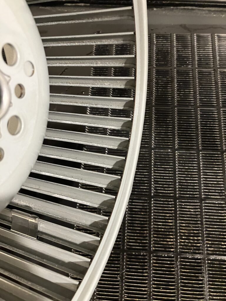 換気扇のシロッコファンを洗剤漬けしてきれいになった様子