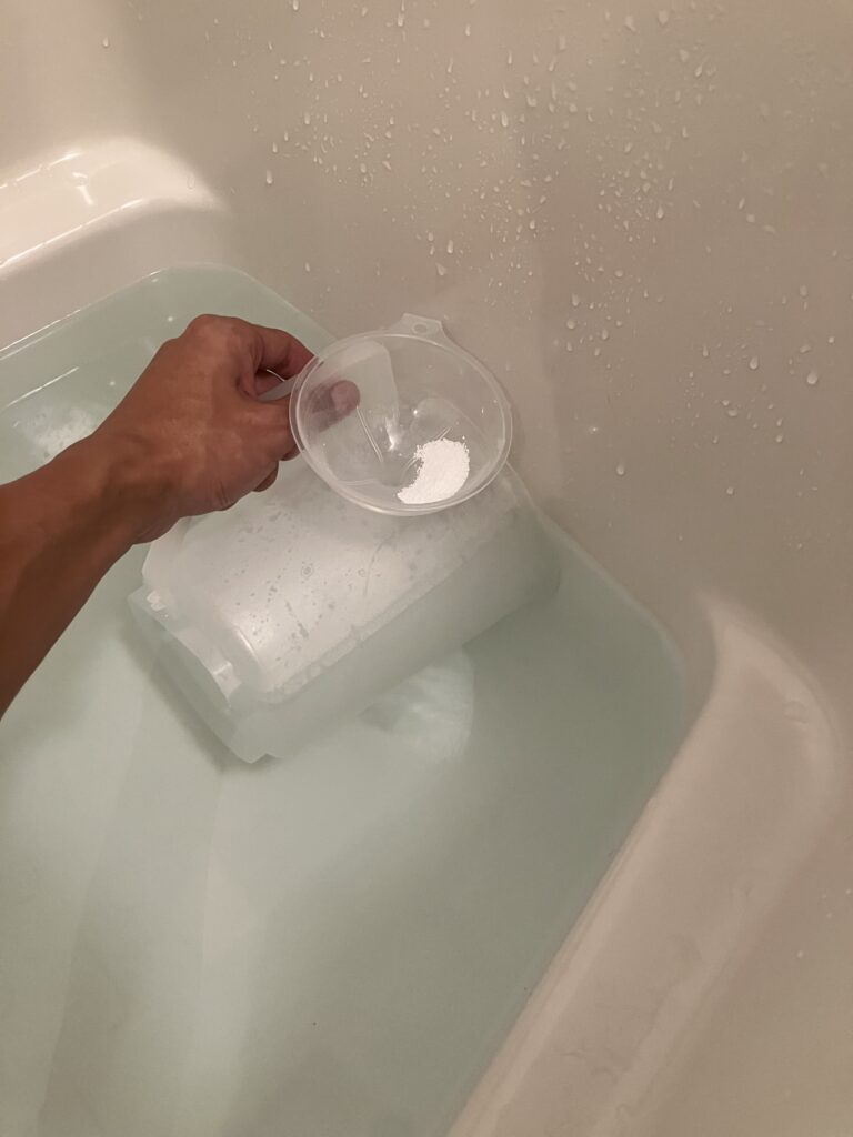 風呂釜配管洗浄の作業中の写真