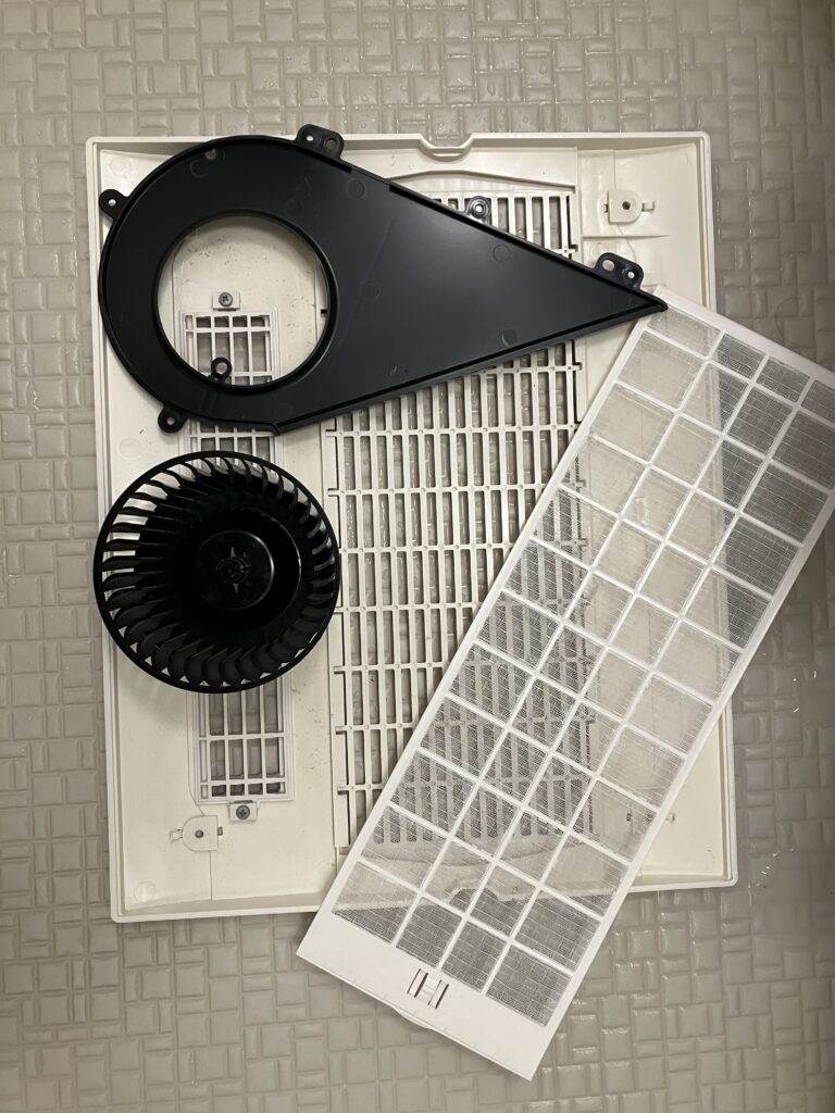 お風呂場の換気扇を分解した写真
