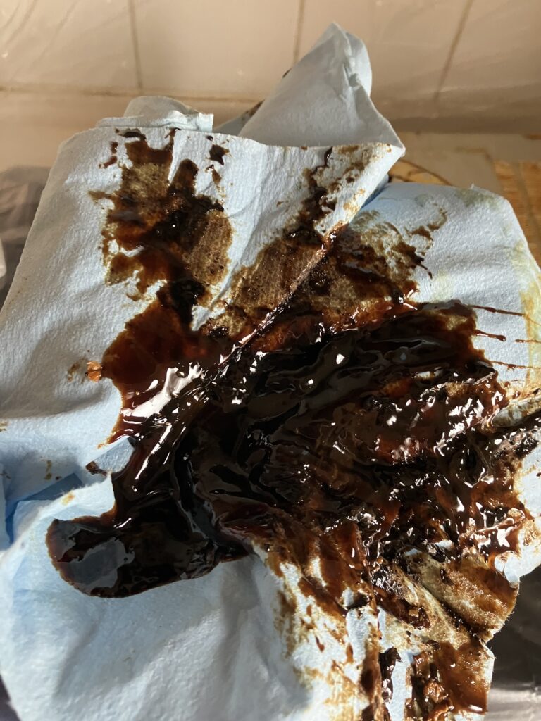 油受けに溜まった油汚れ