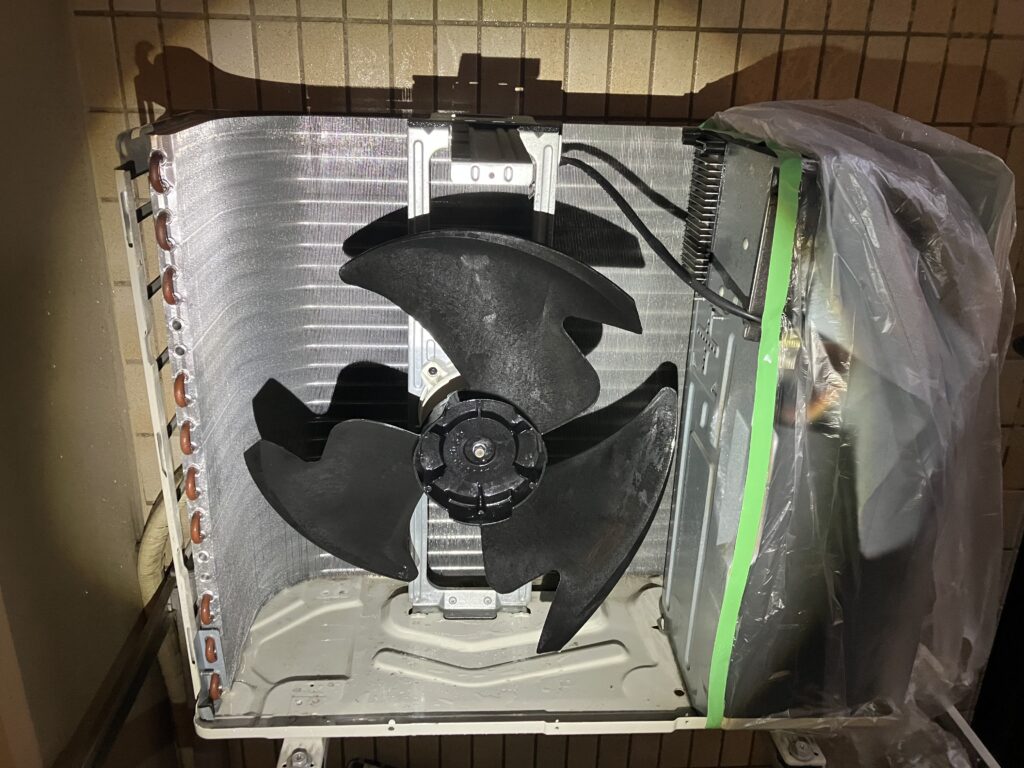 砂ぼこりを落としてスッキリした室外機内部。冷暖房効率アップにもつながるクリーニングです。