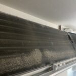 お掃除機能付きエアコンのアルミフィン（熱交換器）部分についた埃汚れ