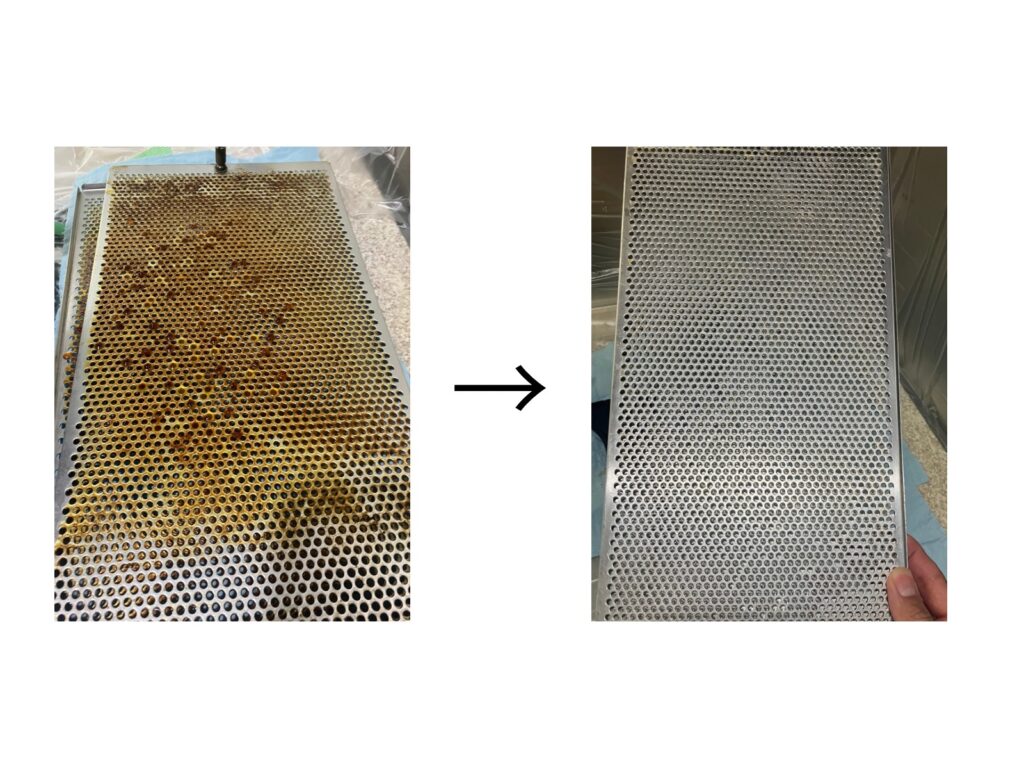 換気扇のフィルターにこびり付いた油汚れ。専用洗剤を使用して徹底洗浄。