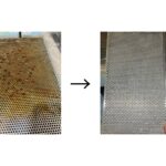 換気扇のフィルターにこびり付いた油汚れ。専用洗剤を使用して徹底洗浄。