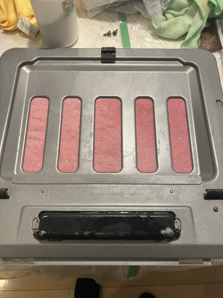 換気扇の油汚れがきれいに落ちた様子