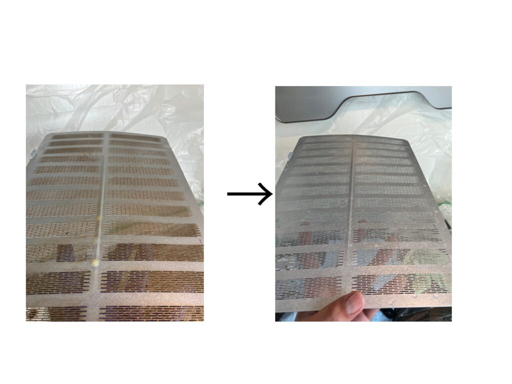 油汚れで目詰まりしたレンジフードの金属フィルターを洗浄し、清掃前後を比較した写真（杉並区・換気扇クリーニング）