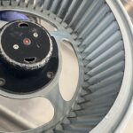 付け置き洗浄で油汚れが落ちた換気扇のファンの写真。