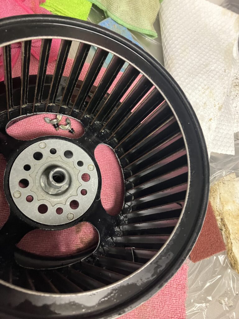 練馬区の換気扇クリーニング後｜油汚れを除去してキレイになったシロッコファン